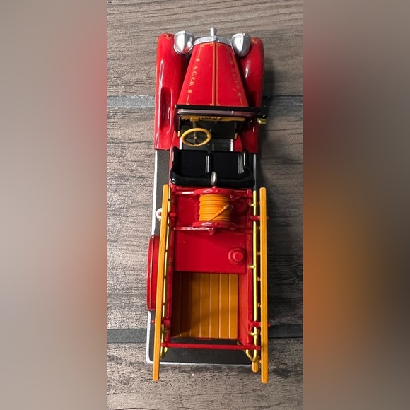 Hallmark NEW 2018 #16 Fire Brigade Series Christmas Ornament 1932 Buick Fire Eng - Picture 8 of 11